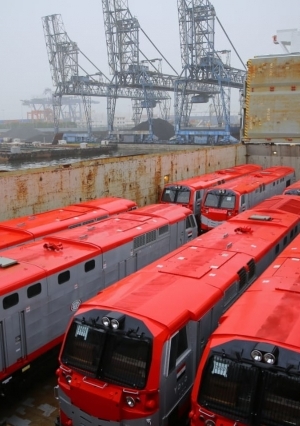 وزير النقل يشهد وصول 20 جرار سكة حديد جديدة  إلى ميناء الإسكندرية
