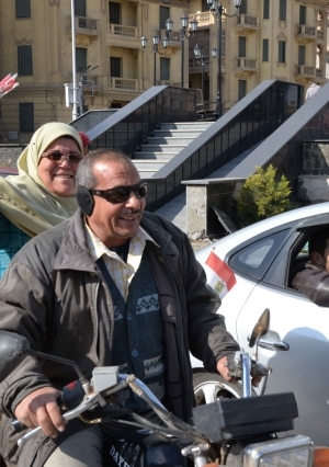 مديرة أمن الدقهلية تحتفل بعيد الشرطة بتوزيع الورود وعلم مصر على المواطنين