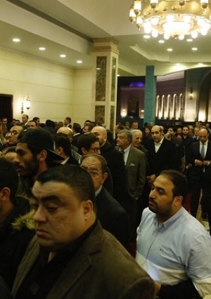 مشاركون في عزاء مبارك يستقبلون قذاف الدم وزيدان بـ"السيلفي"