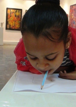 «بسملة».. الطفلة الأسوانية المعجزة تستخدم فمها فى الكتابة والرسم – تصوير عبدالله مشالي:
