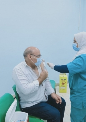 تطعيم المواطنين بلقاح كورونا بمستشفى بني سويف الجامعي