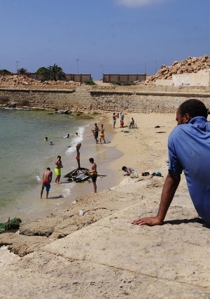 مواطنون بالاسكندرية يهربوا من الموجة الحارة إلى الشواطئ