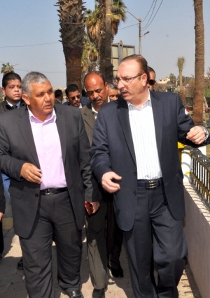 محافظ بني سويف يتفقد أعمال تجميل شارعي عبد السلام عارف وكورنيش النيل