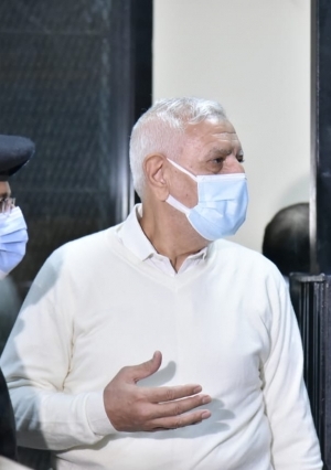 خروج محمود عزت وعبدالمنعم أبو الفتوح من قفص الاتهام أثناء محاكمتهم بالجنايات اليوم