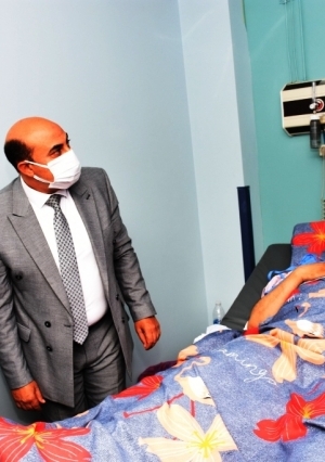 محافظ أسوان يزور نقيب الأشراف في المستشفى