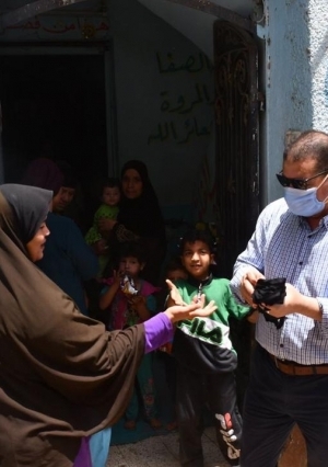 محافظة الفيوم تواصل توزيع الكمامات مجاناً على سكان المناطق المعزولة بسبب "كورونا"