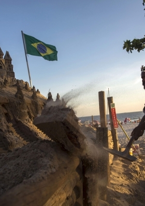برازيلي يعيش 22 عاما في قصر من الرمال