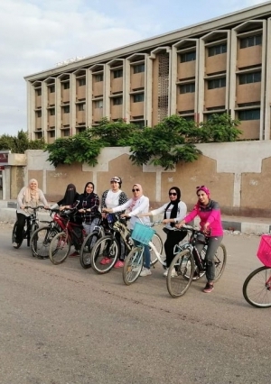 عدد من فتيات الشرقية ينظمن ماراثون لقيادة الدراجات بالزقازيق