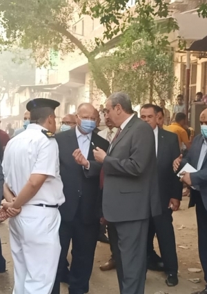 محافظ القاهرة يتفقد موقع حريق عزبة خير الله