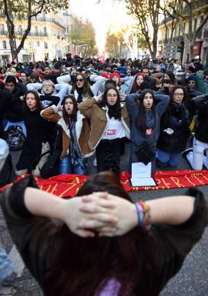 مسيرات لطلاب الثانوية في فرنسا طلبًا للمساواة في التعليم