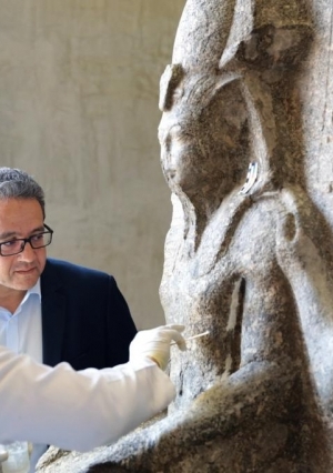 وزير الآثار يشهد وصول 10 قطع من مركب خوفو الثانية للمتحف المصري الكبير