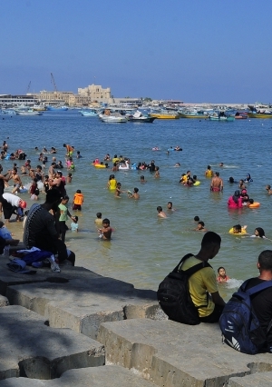 ازدحام شاطئ بحري هروبا من حرارة الصيف- تصوير احمد ناجي دراز