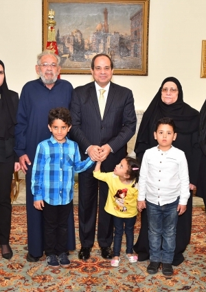 السيسي يستقبل أسرة شهيد سيناء في الاتحادية