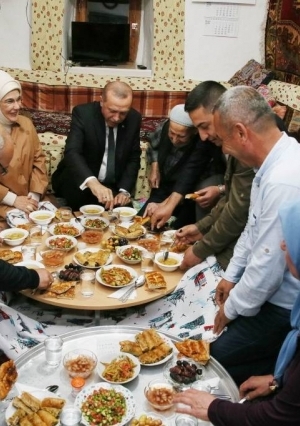 من مائدة أردوغان لـ جوع الصومال.. إفطار رمضان حول العالم
