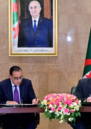 رئيس الوزراء والوزير الأول يشهدان مراسم توقيع عدد من الوثائق في عدة مجالات تخدم التعاون الثنائي بين البلدين