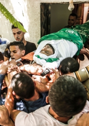 تشييع جثمان أحد ضحايا القصف الإسرائيلي على غزة