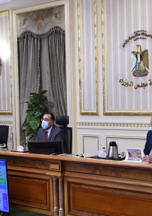 رئيس الوزراء يتابع أعمال تطوير طريق الفيوم والطرق المحيطة بالمتحف المصرى وتطوير عواصم المحافظات والمدن الكبرى‎