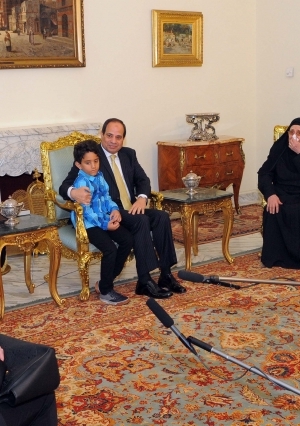 السيسي يستقبل أسرة شهيد سيناء في الاتحادية