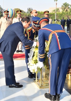 السيسي يضع الزهور على نصب "الجندي المجهول" وقبري السادات وعبدالناصر