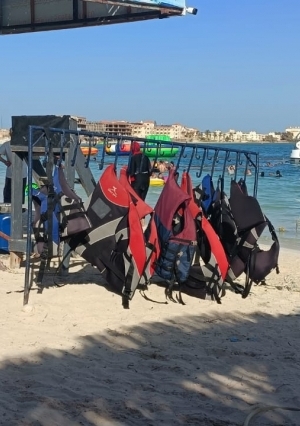 يا حلاوة الصيف.. توافد المصطافين على شواطئ مرسى مطروح.. ألعاب مائية وبارشوت