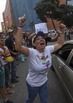 مشاركة كثيفة في الاستفتاء ضد الرئيس مادورو