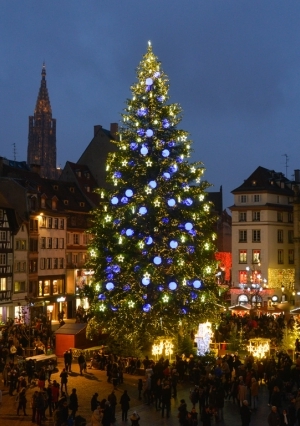 سوق الميلاد المستهدف في فرنسا.. الأقدم في أوربا يعمل 5 أسابيع
