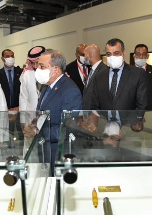 في ختام  معرض "EDEX 2021" .. "وزير الدولة للإنتاج الحربي" يتفقد أجنحة عدد من الشركات
