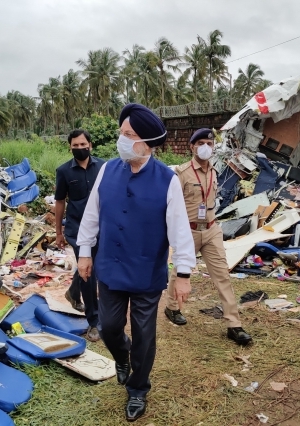 آثار تحطم الطائرة الهندية في مطار كاليكوت الدولي