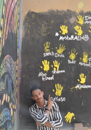 تربية بالالوان مبادرة شبابية لصناع السعادة تحول جدران كلية التربة جامعة المنصورة للوحات فنية
