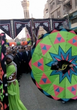 على انغام المزمار والتنورة أهالي بني سويف يحتفلون بالعيد بمشاركة المحافظ