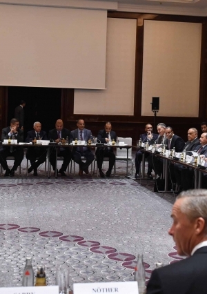 جانب من اجتماع رئيس الوزراء وعدد من رؤوساء الشركات الألمانية