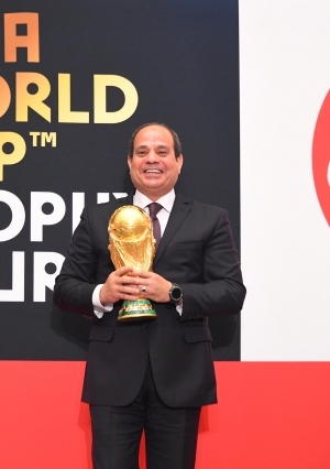 السيسى مع نسخة كأس العالم