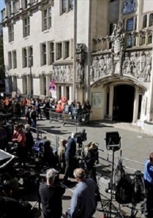 متظاهرون يحتجون خارج المحكمة العليا في وسط لندن في اليوم الأول من جلسة الاستماع الى مرافعات ضد قرار تعليق عمل البرلمان البريطانى