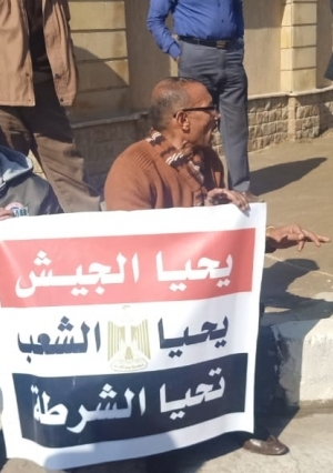 أنصار مبارك يهتفون باسمه من أمام مسجد المشير