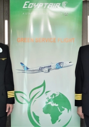 وزير الطيران المدني يقود أول رحلة «صديقة للبيئة» بين القاهرة وباريس