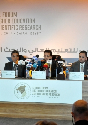 مؤتمر وزير التعليم العالى بشان تنظيم مصر لمؤتمر التعليم و عرض