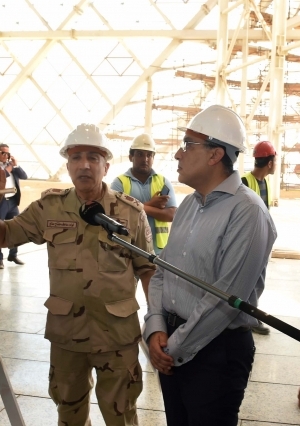 رئيس الوزراء يتفقد آخر تطورات الأعمال الإنشائية للمتحف المصري الكبير