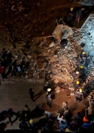 صور.. انهيار عقار مكون من 4 طوابق بالإسكندرية.. والدفع بـ4 سيارات إسعاف
