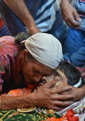 تشيع جنازة أربع مدنيين قتلوا بعد كسرهم حظر التجول في كشمير