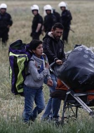 الشرطة اليونانية تجلي المئات من مخيم إدوميني للاجئين