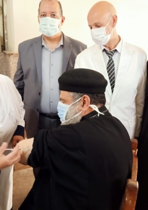 تطعيم المسلمين والأقباط بلقاح كورونا في كنيسة السيدة العذراء بأبو حماد