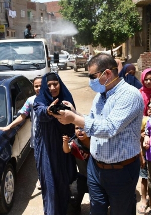 محافظة الفيوم تواصل توزيع الكمامات مجاناً على سكان المناطق المعزولة بسبب "كورونا"