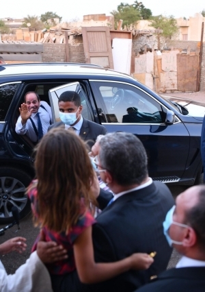 الرئيس يتبادل التحية والحديث مع المواطنيين وأبنائهم في منطقة الرويسات بشرم الشيخ