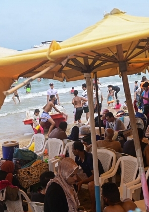 توافد المصيفين على الشواطئ يوم الجمعة