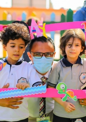 بالصور .. بالأغاني الوطنية تستقبل أول مدرسة دولية بكفر الشيخ أطفالها