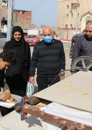 مواطنون فى المحلة يقبلون على شراء القطايف والكنافة فى رمضان