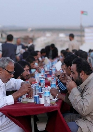 من العصر حتى "التراويح".. أجواء رمضان في مخيمات العودة بغزة