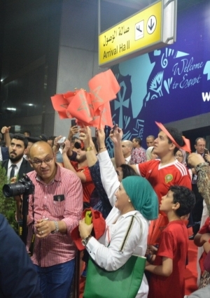 مطار القاهرة الدولي يستقبل منتخب المغرب بالورود