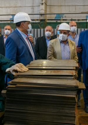 "وزير الدولة للإنتاج الحربي" يتابع سير العمل في "حلوان للصناعات الهندسية"