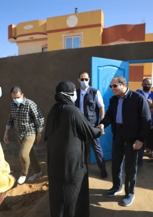 الرئيس السيسي يتفقد قرية غرب أسوان المتضررة من السيول.. ويلتقي المواطنين ويستمع إليهم